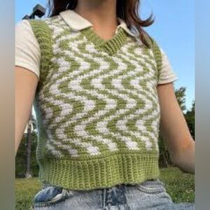 SHEIN Green & White Knit Sweater Vest Women’s Medium Geometric Cropped